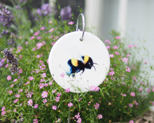 Laden Sie das Bild in den Galerie-Viewer, Anhänger aus Keramik mit Hummel