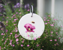 Laden Sie das Bild in den Galerie-Viewer, Anhänger aus Keramik mit Hummel und Mohn