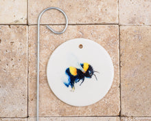 Laden Sie das Bild in den Galerie-Viewer, Anhänger aus Keramik mit Hummel