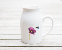 Laden Sie das Bild in den Galerie-Viewer, Milchkännchen/Vase "Purpurmohn und Hummel"