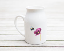 Laden Sie das Bild in den Galerie-Viewer, Milchkännchen/Vase "Purpurmohn und Hummel"