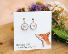 Laden Sie das Bild in den Galerie-Viewer, Ohrringe mit Schnupperfuchs, leicht hängend, aus silberfarbenem Edelstahl mit Cabochon