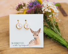 Laden Sie das Bild in den Galerie-Viewer, Ohrringe mit süßem Rehkitz, leicht hängend, aus goldfarbenem Edelstahl mit Cabochon