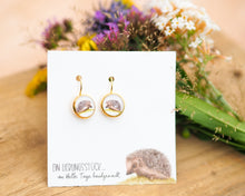 Laden Sie das Bild in den Galerie-Viewer, Ohrringe mit kleinem Igel, leicht hängend, aus goldfarbenem Edelstahl mit Cabochon