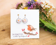 Laden Sie das Bild in den Galerie-Viewer, Ohrringe mit Rotkehlchen, leicht hängend, aus silberfarbenem Edelstahl mit Cabochon