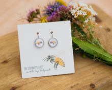 Laden Sie das Bild in den Galerie-Viewer, Ohrringe mit fleißiger Biene, leicht hängend, aus silberfarbenem Edelstahl mit Cabochon