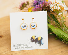 Laden Sie das Bild in den Galerie-Viewer, Ohrringe mit pummeliger Hummel, leicht hängend, aus goldfarbenem Edelstahl mit Cabochon