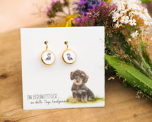 Laden Sie das Bild in den Galerie-Viewer, Ohrringe mit niedlichem Dackel, leicht hängend, aus goldfarbenem Edelstahl mit Cabochon