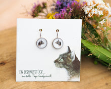 Laden Sie das Bild in den Galerie-Viewer, Ohrringe mit schöner Katze, leicht hängend, aus silberfarbenem Edelstahl mit Cabochon