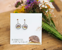 Laden Sie das Bild in den Galerie-Viewer, Ohrringe mit kleinem Igel, leicht hängend, aus silberfarbenem Edelstahl mit Cabochon