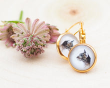 Laden Sie das Bild in den Galerie-Viewer, Leichte Ohrringe mit Miniatur-Tier- oder Blumenmotiv, handgefertigt aus Edelstahl und Cabochon