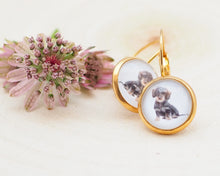 Laden Sie das Bild in den Galerie-Viewer, Leichte Ohrringe mit Miniatur-Tier- oder Blumenmotiv, handgefertigt aus Edelstahl und Cabochon