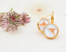 Laden Sie das Bild in den Galerie-Viewer, Leichte Ohrringe mit Miniatur-Tier- oder Blumenmotiv, handgefertigt aus Edelstahl und Cabochon