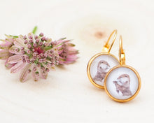 Laden Sie das Bild in den Galerie-Viewer, Leichte Ohrringe mit Miniatur-Tier- oder Blumenmotiv, handgefertigt aus Edelstahl und Cabochon