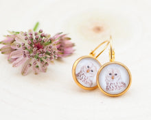 Laden Sie das Bild in den Galerie-Viewer, Leichte Ohrringe mit Miniatur-Tier- oder Blumenmotiv, handgefertigt aus Edelstahl und Cabochon