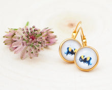 Laden Sie das Bild in den Galerie-Viewer, Leichte Ohrringe mit Miniatur-Tier- oder Blumenmotiv, handgefertigt aus Edelstahl und Cabochon