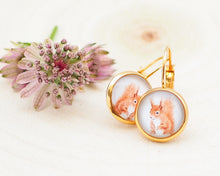 Laden Sie das Bild in den Galerie-Viewer, Leichte Ohrringe mit Miniatur-Tier- oder Blumenmotiv, handgefertigt aus Edelstahl und Cabochon