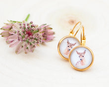 Laden Sie das Bild in den Galerie-Viewer, Leichte Ohrringe mit Miniatur-Tier- oder Blumenmotiv, handgefertigt aus Edelstahl und Cabochon