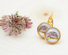 Laden Sie das Bild in den Galerie-Viewer, Leichte Ohrringe mit Miniatur-Tier- oder Blumenmotiv, handgefertigt aus Edelstahl und Cabochon