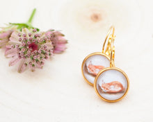 Laden Sie das Bild in den Galerie-Viewer, Leichte Ohrringe mit Miniatur-Tier- oder Blumenmotiv, handgefertigt aus Edelstahl und Cabochon