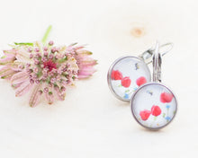 Laden Sie das Bild in den Galerie-Viewer, Leichte Ohrringe mit Miniatur-Tier- oder Blumenmotiv, handgefertigt aus Edelstahl und Cabochon