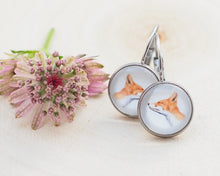 Laden Sie das Bild in den Galerie-Viewer, Leichte Ohrringe mit Miniatur-Tier- oder Blumenmotiv, handgefertigt aus Edelstahl und Cabochon