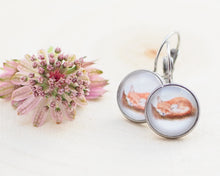 Laden Sie das Bild in den Galerie-Viewer, Leichte Ohrringe mit Miniatur-Tier- oder Blumenmotiv, handgefertigt aus Edelstahl und Cabochon