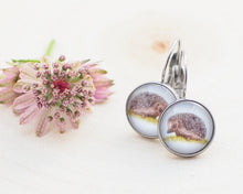 Laden Sie das Bild in den Galerie-Viewer, Leichte Ohrringe mit Miniatur-Tier- oder Blumenmotiv, handgefertigt aus Edelstahl und Cabochon