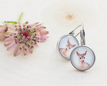 Laden Sie das Bild in den Galerie-Viewer, Leichte Ohrringe mit Miniatur-Tier- oder Blumenmotiv, handgefertigt aus Edelstahl und Cabochon