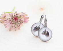 Laden Sie das Bild in den Galerie-Viewer, Leichte Ohrringe mit Miniatur-Tier- oder Blumenmotiv, handgefertigt aus Edelstahl und Cabochon