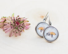 Laden Sie das Bild in den Galerie-Viewer, Leichte Ohrringe mit Miniatur-Tier- oder Blumenmotiv, handgefertigt aus Edelstahl und Cabochon