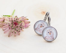 Laden Sie das Bild in den Galerie-Viewer, Leichte Ohrringe mit Miniatur-Tier- oder Blumenmotiv, handgefertigt aus Edelstahl und Cabochon