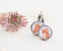 Laden Sie das Bild in den Galerie-Viewer, Leichte Ohrringe mit Miniatur-Tier- oder Blumenmotiv, handgefertigt aus Edelstahl und Cabochon