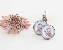 Laden Sie das Bild in den Galerie-Viewer, Leichte Ohrringe mit Miniatur-Tier- oder Blumenmotiv, handgefertigt aus Edelstahl und Cabochon