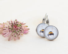 Laden Sie das Bild in den Galerie-Viewer, Leichte Ohrringe mit Miniatur-Tier- oder Blumenmotiv, handgefertigt aus Edelstahl und Cabochon