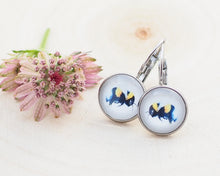 Laden Sie das Bild in den Galerie-Viewer, Leichte Ohrringe mit Miniatur-Tier- oder Blumenmotiv, handgefertigt aus Edelstahl und Cabochon