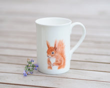 Laden Sie das Bild in den Galerie-Viewer, Porzellantasse "Quirliges Eichhörnchen"