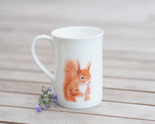 Laden Sie das Bild in den Galerie-Viewer, Porzellantasse "Quirliges Eichhörnchen"