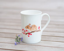 Laden Sie das Bild in den Galerie-Viewer, Porzellantasse "Waldmaus und rote Beeren"