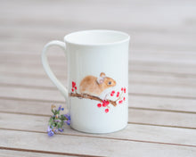 Laden Sie das Bild in den Galerie-Viewer, Porzellantasse "Waldmaus und rote Beeren"