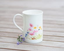 Laden Sie das Bild in den Galerie-Viewer, Porzellantasse "Farbenfrohe Sommerwiese"