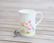 Laden Sie das Bild in den Galerie-Viewer, Porzellantasse "Farbenfrohe Sommerwiese"