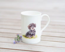 Laden Sie das Bild in den Galerie-Viewer, Porzellantasse "Kleiner Dackel im Gras"