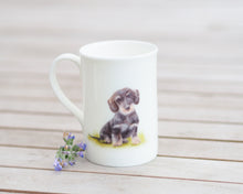 Laden Sie das Bild in den Galerie-Viewer, Porzellantasse "Kleiner Dackel im Gras"