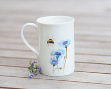 Laden Sie das Bild in den Galerie-Viewer, Porzellantasse "Kornblume und Hummelpopo"
