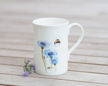 Laden Sie das Bild in den Galerie-Viewer, Porzellantasse "Kornblume und Hummelpopo"