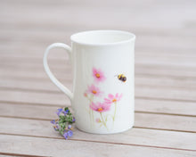 Laden Sie das Bild in den Galerie-Viewer, Porzellantasse "Rosa Cosmea mit Wiesenhummel"