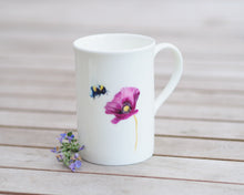 Laden Sie das Bild in den Galerie-Viewer, Porzellantasse "Purpurmohn und Hummel"