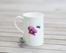 Laden Sie das Bild in den Galerie-Viewer, Porzellantasse "Purpurmohn und Hummel"