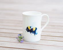 Laden Sie das Bild in den Galerie-Viewer, Porzellantasse "Pummelige Hummel"